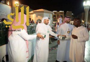 رئاسة المسجد النبوي بالمدينة المنورة تقدم هدايا للحجاج والزوار