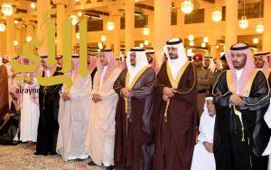 أمير الرياض بالنيابة يؤدي صلاة الميت على الأمير سلمان بن سعد بن عبدالله