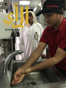 بلدية رأس تنورة تطلق حملة “سلوك” لتوعية العاملين في المطاعم ومراكز بيع الأطعمة