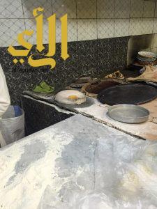 أمانة عسير تغلق مطعما بمدينة أبها بعد رصد مخالفات للشروط الصحية
