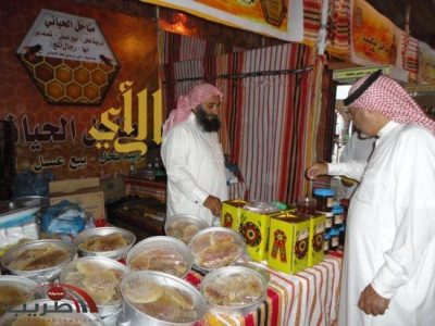 100نحالا ومربيا يواصلون بيع منتجاتهم في مهرجان العسل