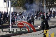 سكان يشتبكون مع الشرطة قرب العاصمة الجزائرية