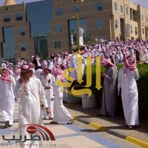 تجمع طلابي بجامعة الملك خالد مطالبين بضرورة تغيير مدير الجامعة ( فيديو )