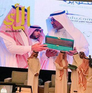وزير التعليم يُكرم تعليم مكة لتحقيها درع التميز على مستوى المملكة في برنامج تواصل وخدمة المستفيدين