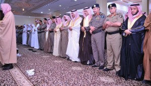 أمير الباحة يؤدي صلاة الإستسقاء مع جموع من المصلين بجامع الملك فهد