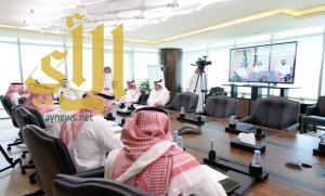 وزير العمل يستمع لشكاوى عملاء من خارج الرياض عبر الاتصال المرئي