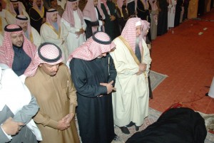 سمو أمير الرياض يؤدي صلاة الميت على والدة سمو الأمير جلوي