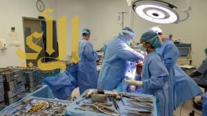 مستشفى عسير ينجح بإعادة الحركة لشاب عشريني بعد استبدال مفصلي الركبة للمريض