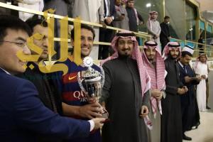 الأمير عبدالله بن نايف يتوج قائد برشلونة بكأس “سلمان عام من الحزم والأمل”‏