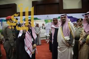 أمير الجوف يكرم المعهد السعودي التقني لخدمات البترول بدرع تذكاري