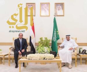 خادم الحرمين الشريفين يعقد اجتماعاً مع الرئيس المصري