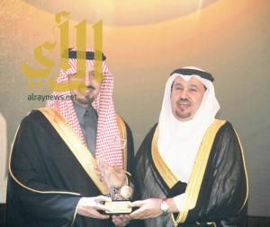أمير عسير يكرم محافظ أحد رفيدة في جائزة المفتاحة