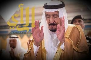 “الملك سلمان” يؤدى صلاة الميت على الأمير بندر بن سعود بن عبدالعزيز