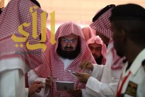 الشيخ السديس يزور معرض الرياض للكتاب ويدون رسالة لجنودنا البواسل
