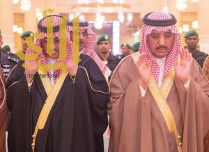 نائب الملك يؤدي صلاة الميت على الأميرة مشاعل بنت فيصل