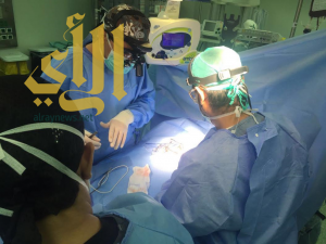 طاقم طبي يجري عملية جراحية معقدة لطفلة يمنية