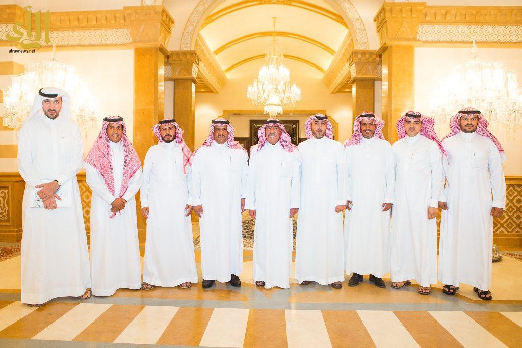 صورة جماعية اعضاء مجلس الادارة مع الامير مقرن بن عبدالعزيز