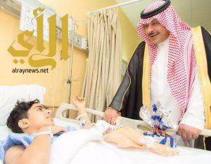 سمو أمير الباحة يعايد المرضى المنومين في مستشفى الملك فهد