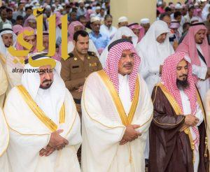 أمير الباحة يتقدم المصلين لصلاة عيد الفطر المبارك بجامع الملك فهد
