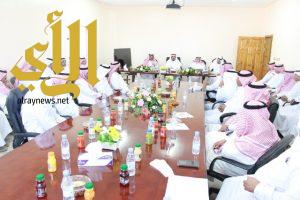 المدير العام للتعليم بمنطقة الباحة يلتقي قادة مدارس محافظة القرى