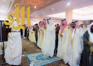 أمير الباحة يتقدم المصلين لصلاة العيد بجامع الملك فهد