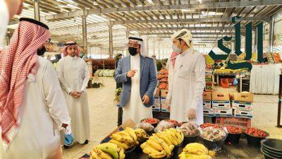 أمين عسير يتفقد الأسواق المركزية ويشدد على تطبيق الإجراءات الاحترازية