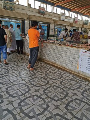 زحام سوق الخضار والأسماك بـ “أحد المسارحة” ينذر بتفشي فيروس كورونا