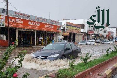 سوء تصريف مياه الأمطار تغرق شوارع أبها وخميس مشيط