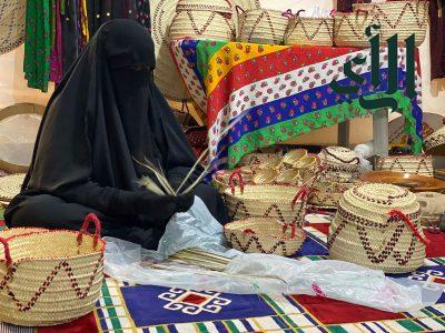 صناعة “السعف” المهنة التي تتوارثها الأجيال النسائية في وادي الدواسر