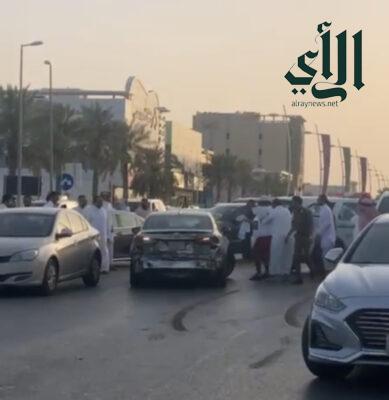 مرور الرياض يقبض على قائد مركبة عكس السير وتَسبَّبَ في تَضرُّرِ (11) مركبة