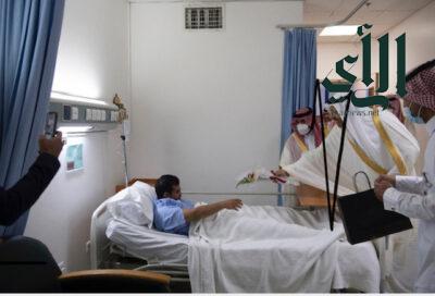 أمير منطقة الباحة يعايد مرضى مستشفى العقيق العام