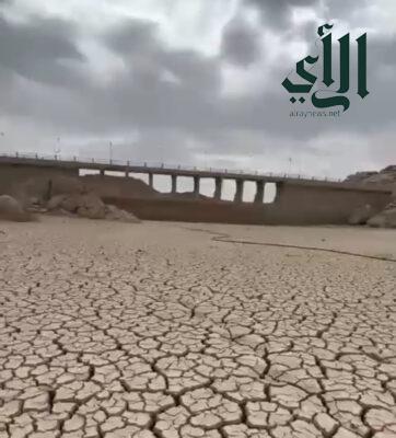 الويمني يوضح أسباب جفاف سد تندحة ومشروع لإزالة الرسوبيات منه قريباً