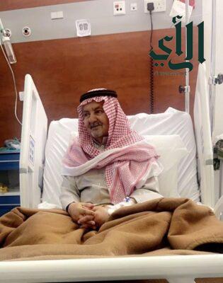 الشيخ جبران بن كعبان يرقد على السرير الأبيض بمستشفى عسير