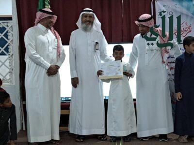 مدير مكتب تعليم بيش يكرم الطلبة المتفوقين في مدرسة الوليد بن عبدالملك الابتدائية