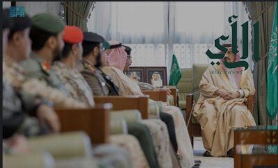 أمير الرياض يستقبل قيادات اللجنة الأمنية في مكتبة بقصر الحكم