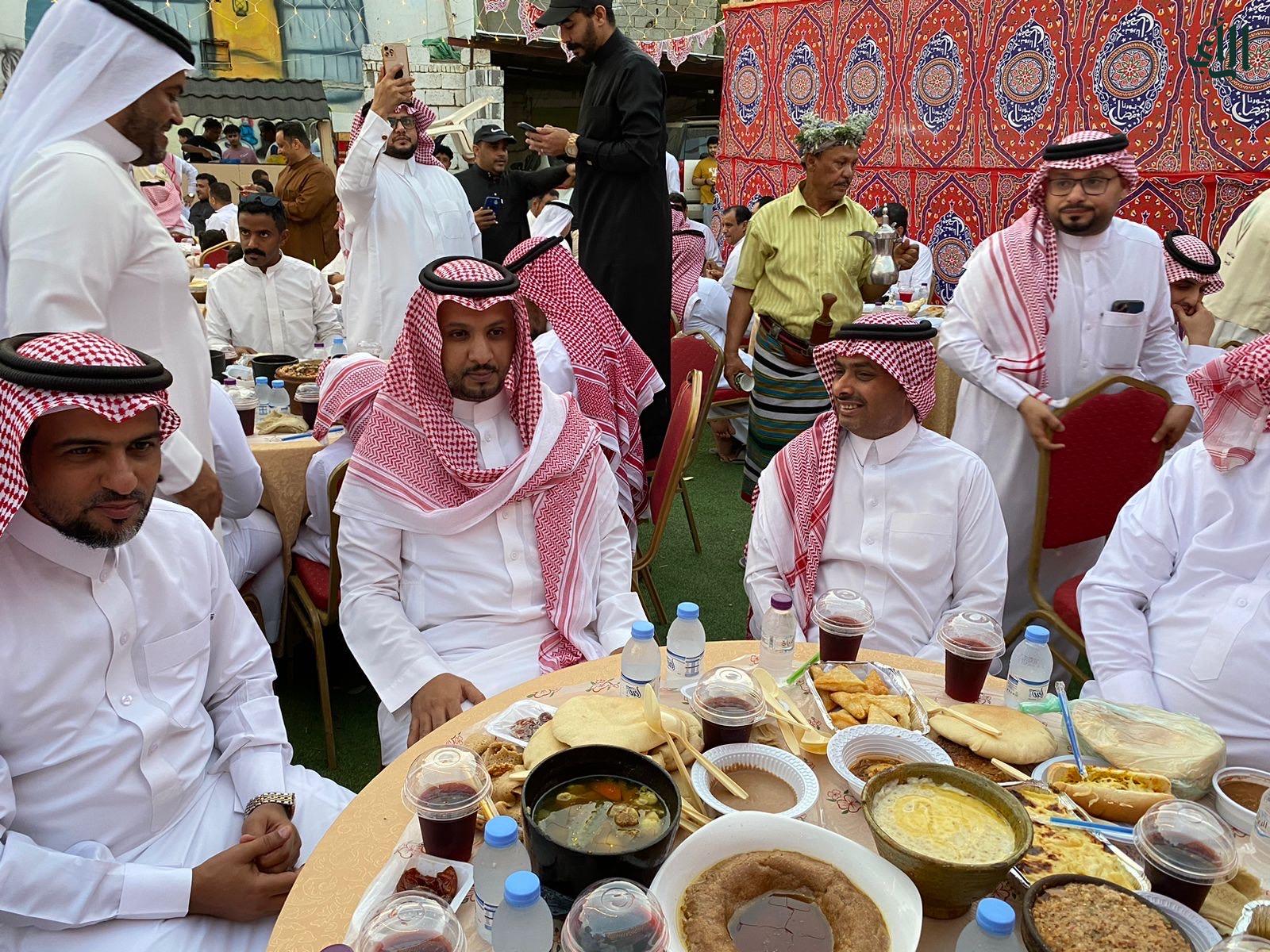 وكيل محافظة بيش يشارك أهالي حي النزلة “العوازبة” إفطارهم الجماعي السنوي