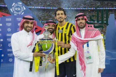 بحضور #وزير_الرياضة .. #الاتحاد يتوج بلقب بطل دوري روشن السعودي للمحترفين