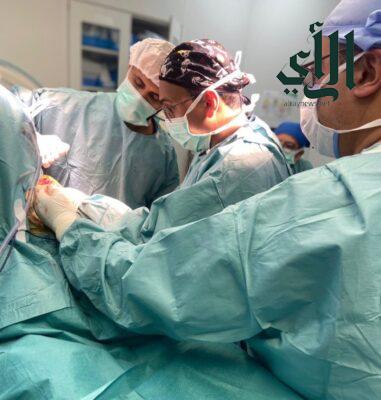 نجاح أول عملية نوعية لاستبدال مفصل الكتف العكسي في مستشفى الملك فهد المركزي بجازان