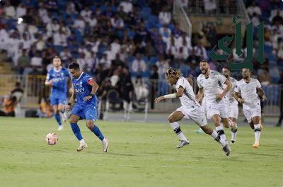 #الهلال يتصدر الدوري بثنائية #الشباب