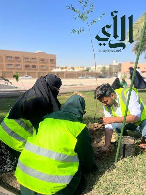 جمعية اصدقاء البيئة وقسم الجغرافيا ونظم المعلومات الجغرافية ينفذان مبادرة تشجير بحديقة الريان بالدمام