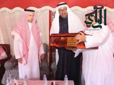 نادي الثقبة يكرم الرئيس الشرفي سعد العتيبي