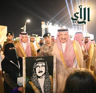 أمير جازان يطلق لقب “الفنانة الشاملة” على سعاد العسيري في مهرجان العسل التاسع