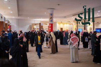 مهرجان الكُتّاب والقرّاء بعسير يشهد إقبالاً كبيراً.. وفعالياته تكتظ بالزوار