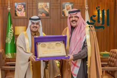 الأمير عبدالعزيز بن سعد يكرم شركاء النجاح والرعاة لموسم سباقات ميدان الفروسية في حائل