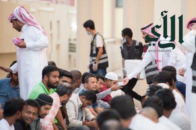 عدد من منسوبي امارة منطقة مكة المكرمة يشاركون في مبادرة تطوعية لإفطار الصائمين