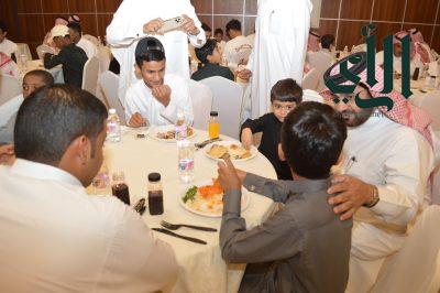 محافظ محايل يشارك الأيتام بإفطار “جمعية رفق” الرمضاني الثالث