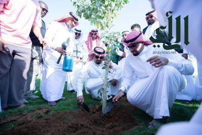 محافظ بيش يدشن زراعة 1000 شجرة ضمن مبادرة السعودية الخضراء