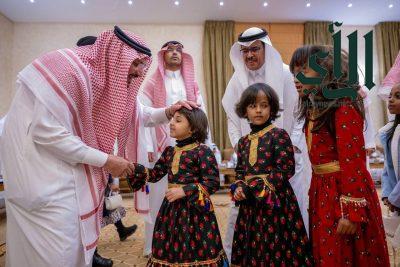 أمير منطقة القصيم يستقبل عدد من أبنائه الايتام