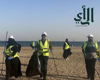 جمعية اصدقاء البيئة تنفذ مبادرة لتنظيف شاطئ الصدف بالتعاون مع عدد من الجهات