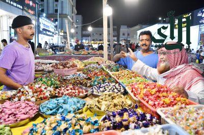 إقبال كبير على محال بيع الحلويات في جازان تزامنًا مع العيد